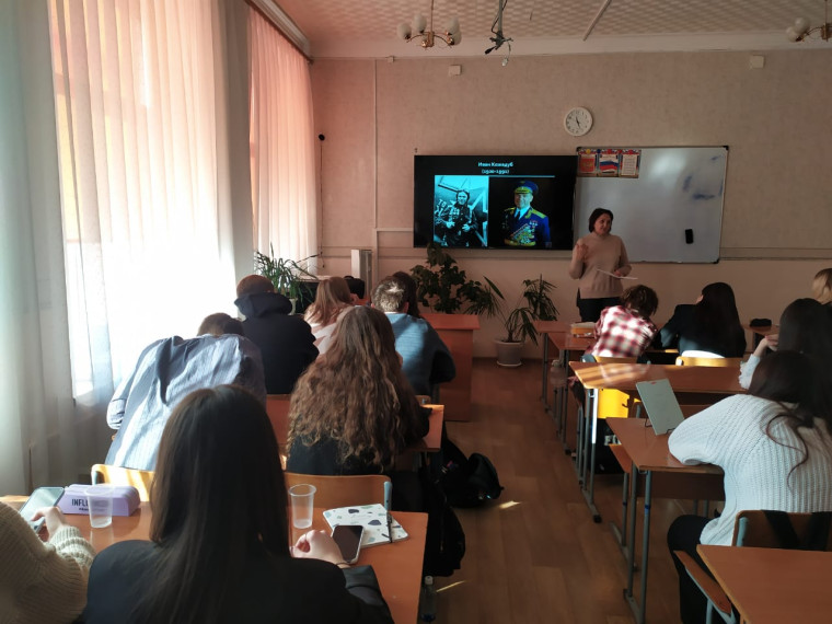 Встреча сотрудника библиотеки ЦГБ имени Ядринцева и учащихся 11-а класса.