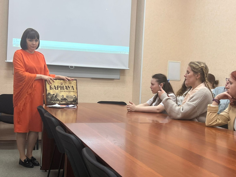 19.05 состоялась встреча учащихся 10а класса с депутатом БГД Панкрашевой Мариной Владимировной.